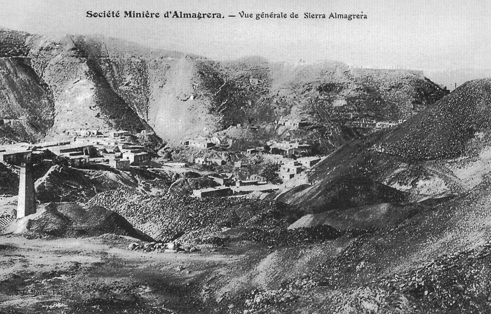 Morros cobertos de poços e escombreiras de minas