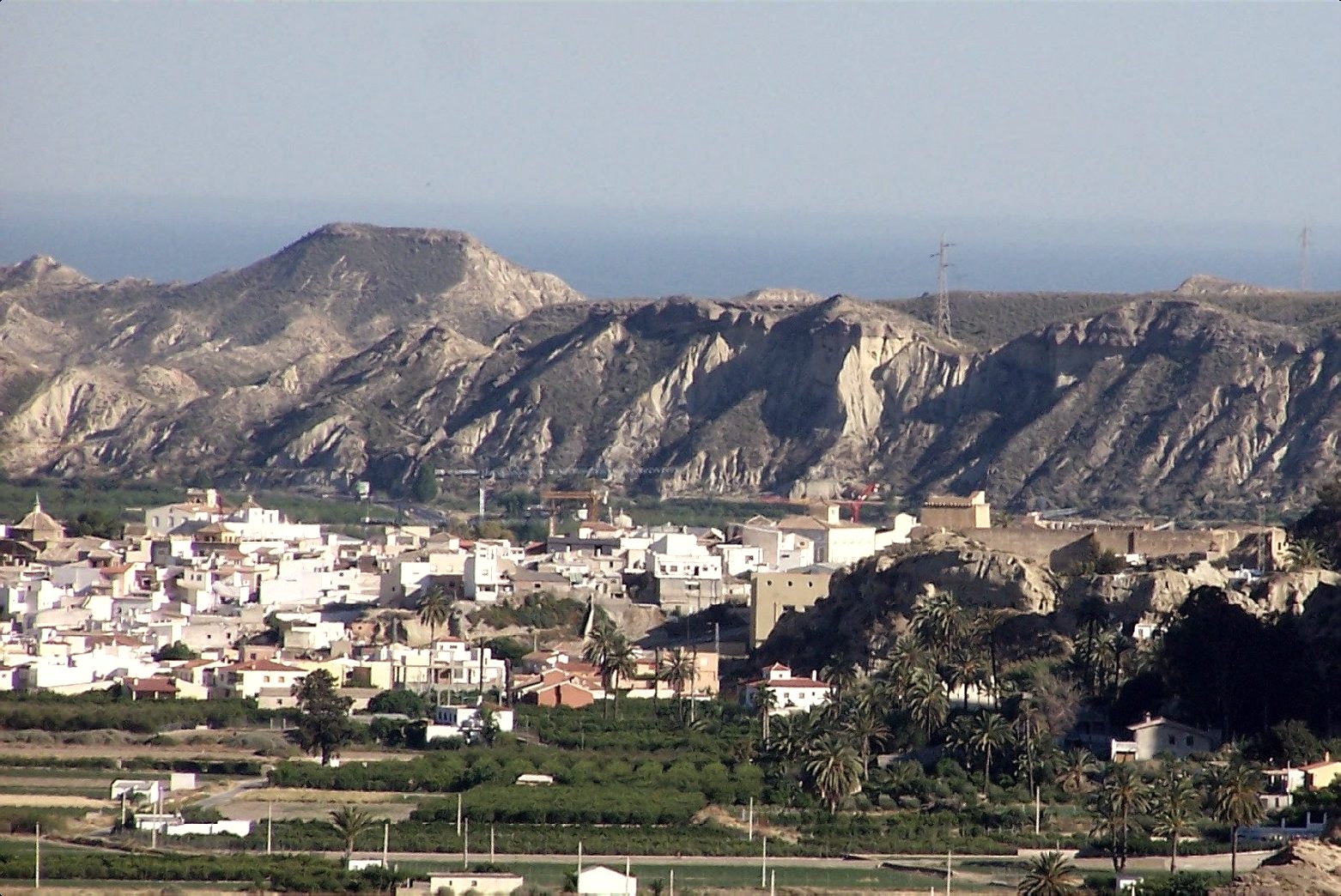Vista de Cuevas del Almanzora com o castelo e a serra ao fundo