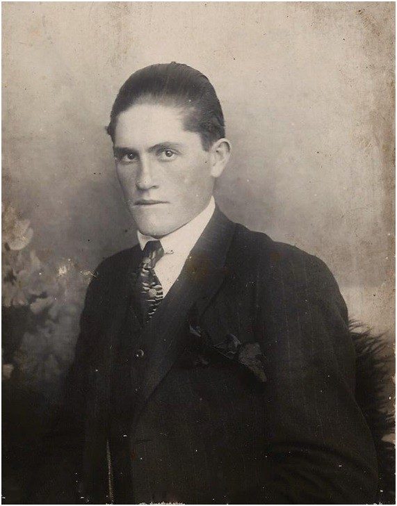 Retrato de um jovem de terno e gravata