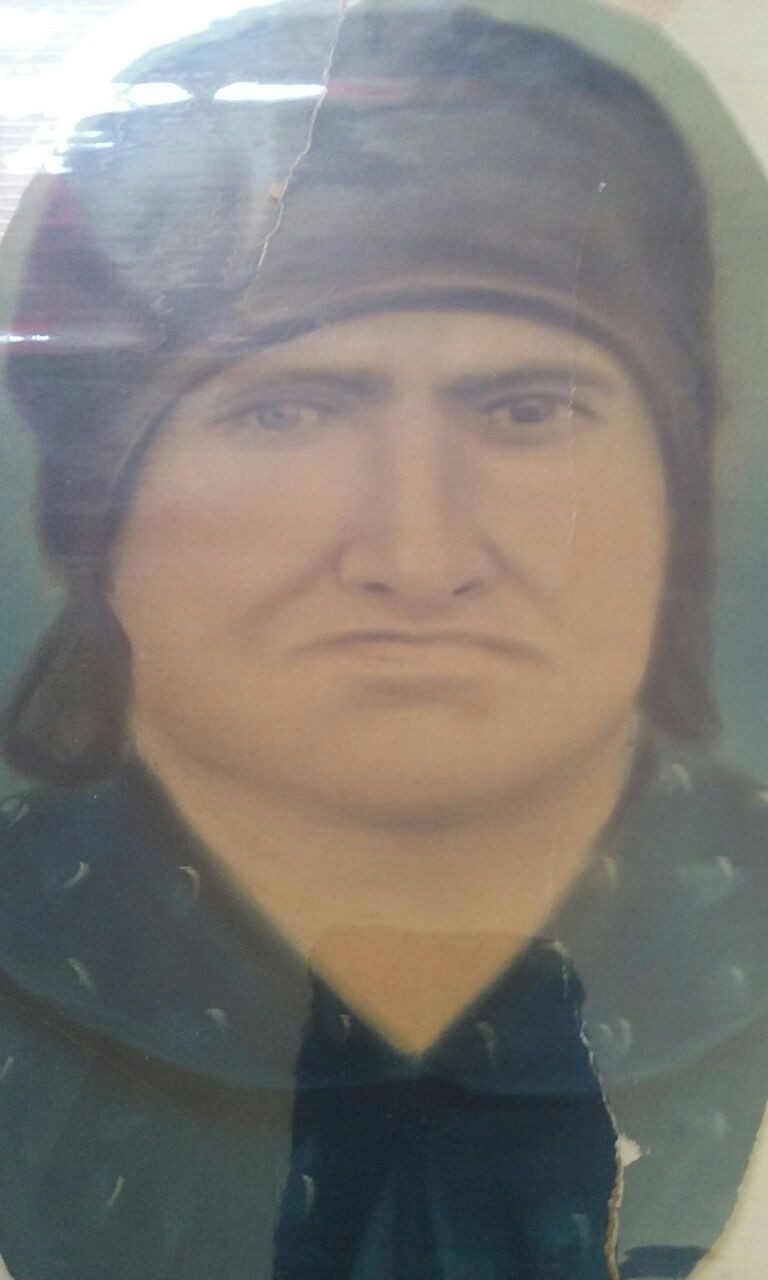 Retrato pintado de uma senhora de lenço escuro na cabeça